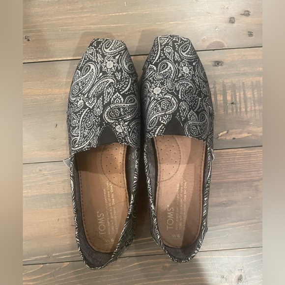 Toms Slip On Casual Classic Shoes. Like new. Worn once. - Picture 3 of 3